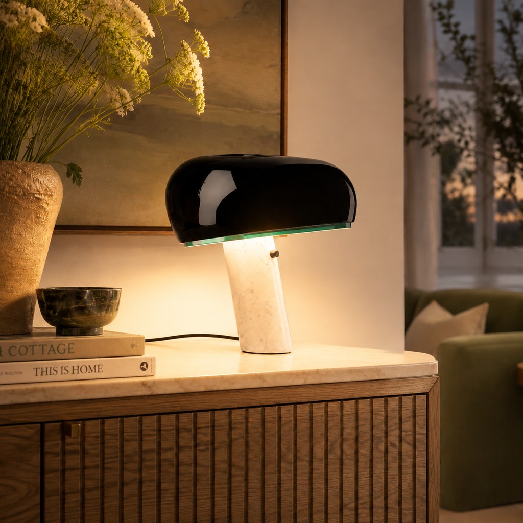 Die gleiche schwarze Lampe eingeschaltet