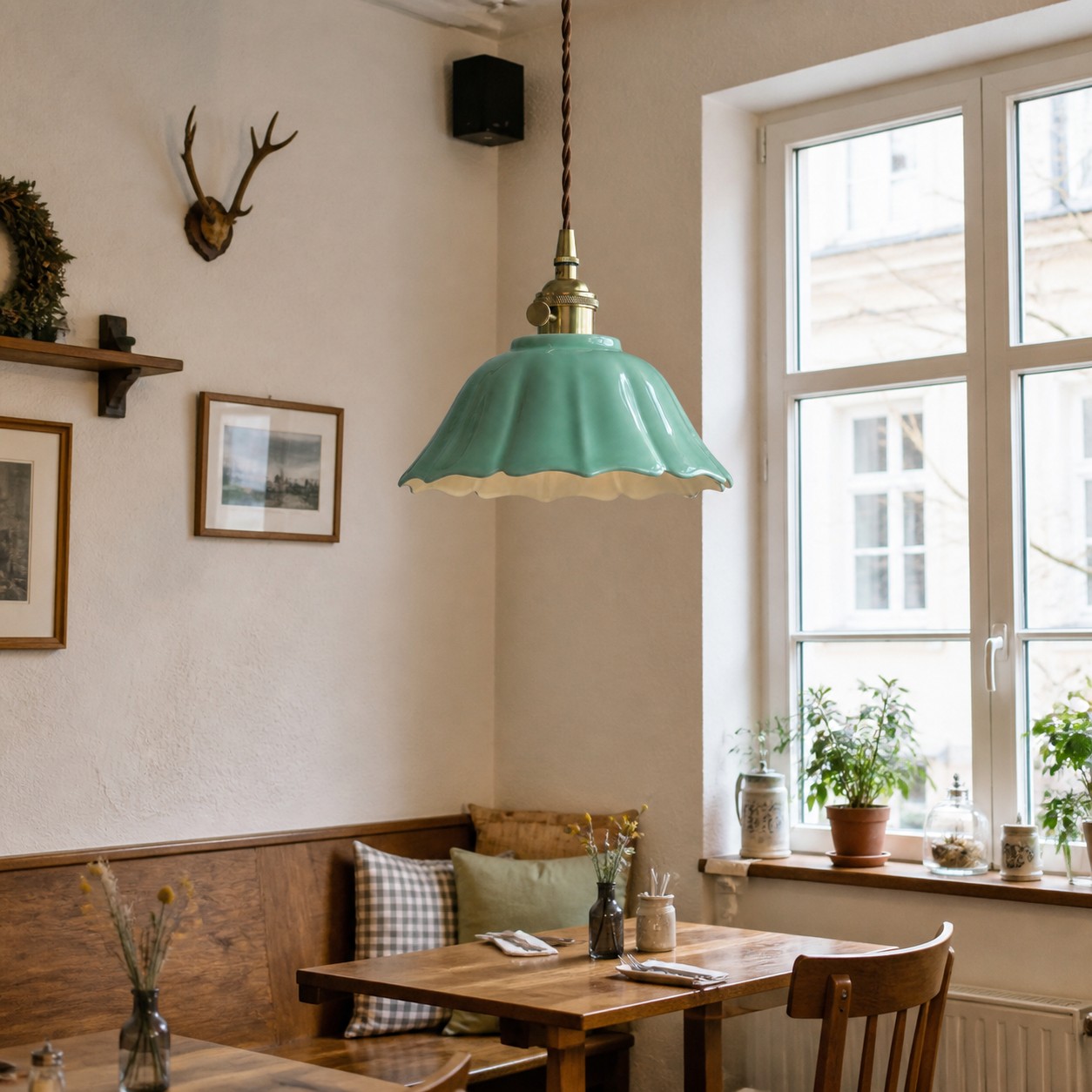 Hanglamp van celadonkleurig keramiek in een rustig wooninterieur