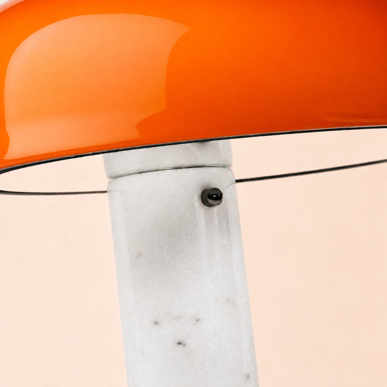 Flaches Detail der Glasschicht und schwarzer Bedienknopf auf dem Marmorsockel