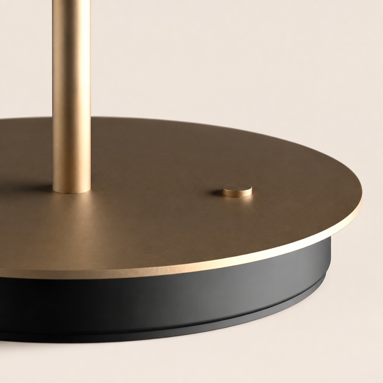 Lámpara de mesa Astris: primer plano de su base redonda en capas.