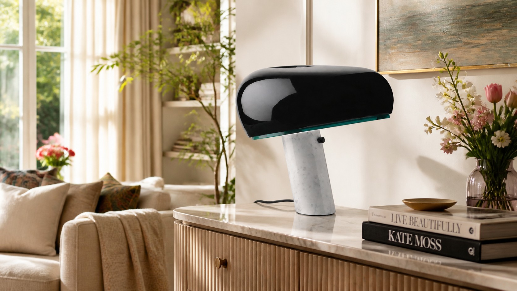 Schwarze, von Snoopy inspirierte Tischlampe mit geneigtem Schirm und Marmorsockel auf einem Wohnzimmer-Sideboard