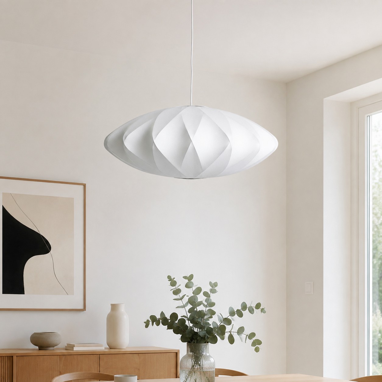 Závěsná lampa Bubble ve světlém interiéru jídelny