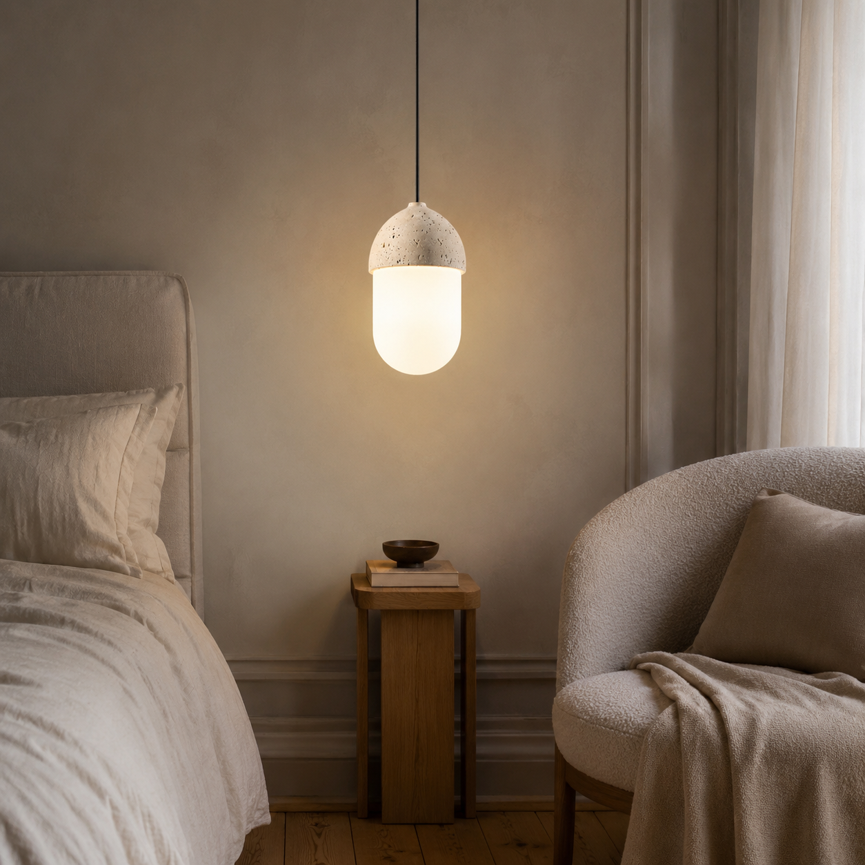 Wabi-Sabi Travertin-Pendelleuchte A neben einem Bett
