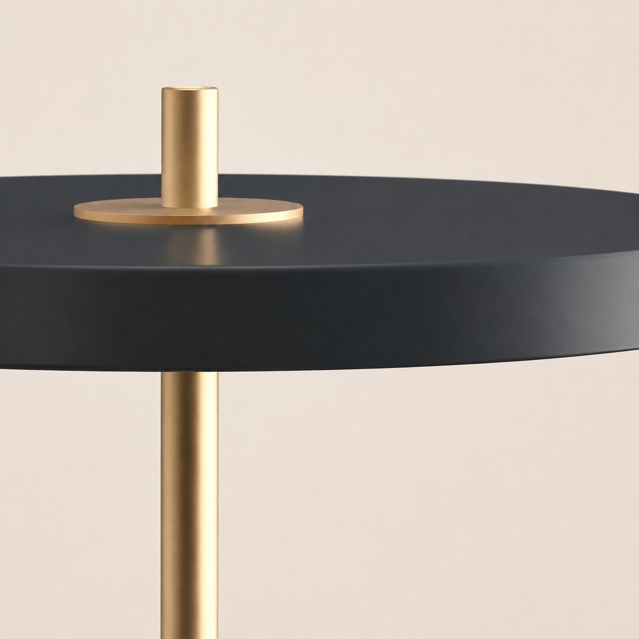 Lámpara de mesa Astris: primer plano del disco y el tallo escultóricos.