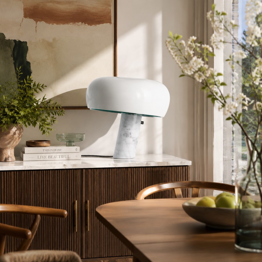 Ausgeschaltete weiße Snoopy-Tischlampe auf einem Esszimmer-Sideboard