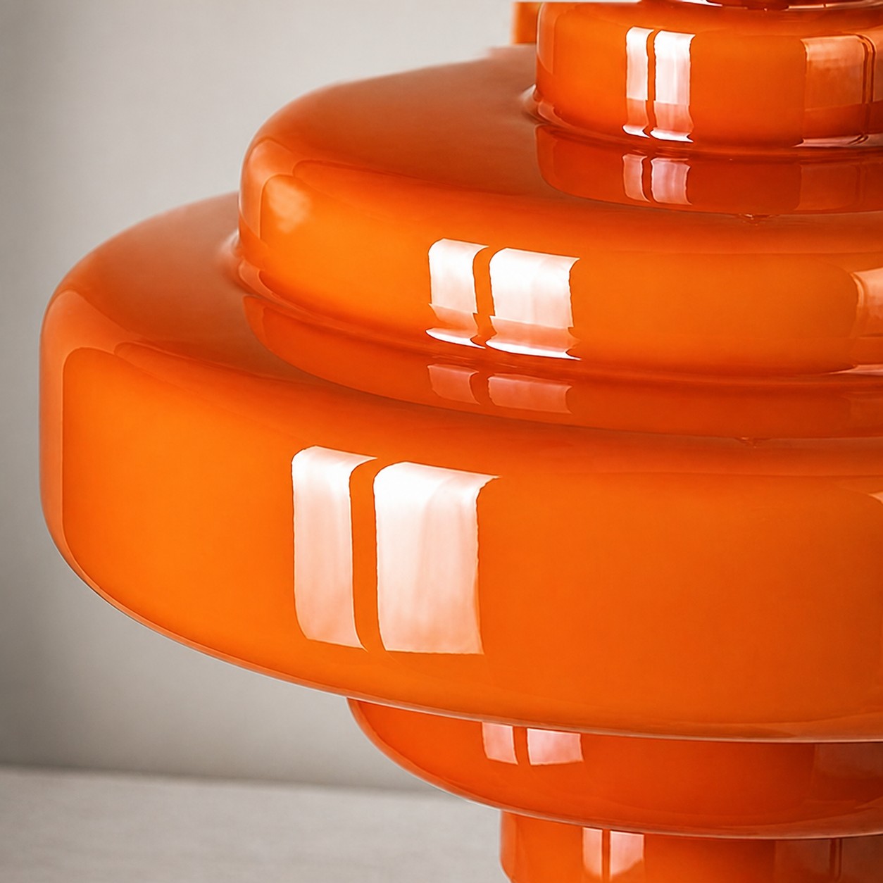 Zaoblený detail stínidla z jantarového skla