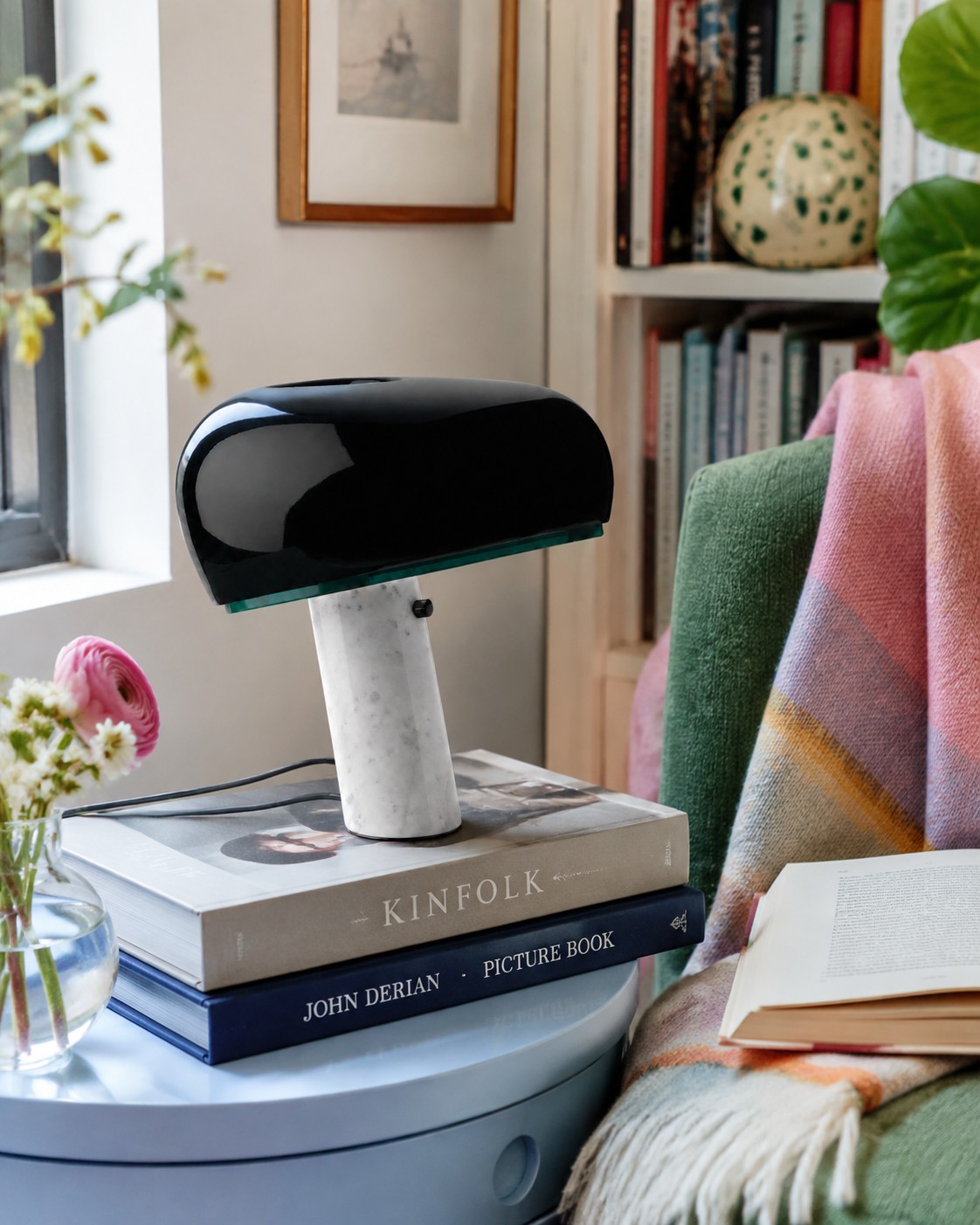 Lámpara de mesa Snoopy negra junto a una silla de lectura