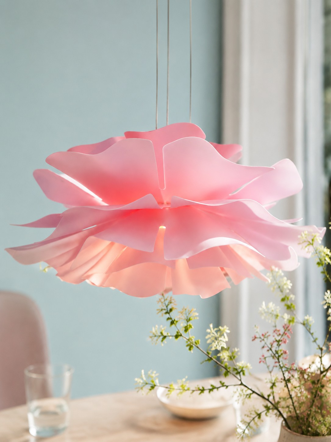 Lámpara colgante Pink Flower en una habitación luminosa