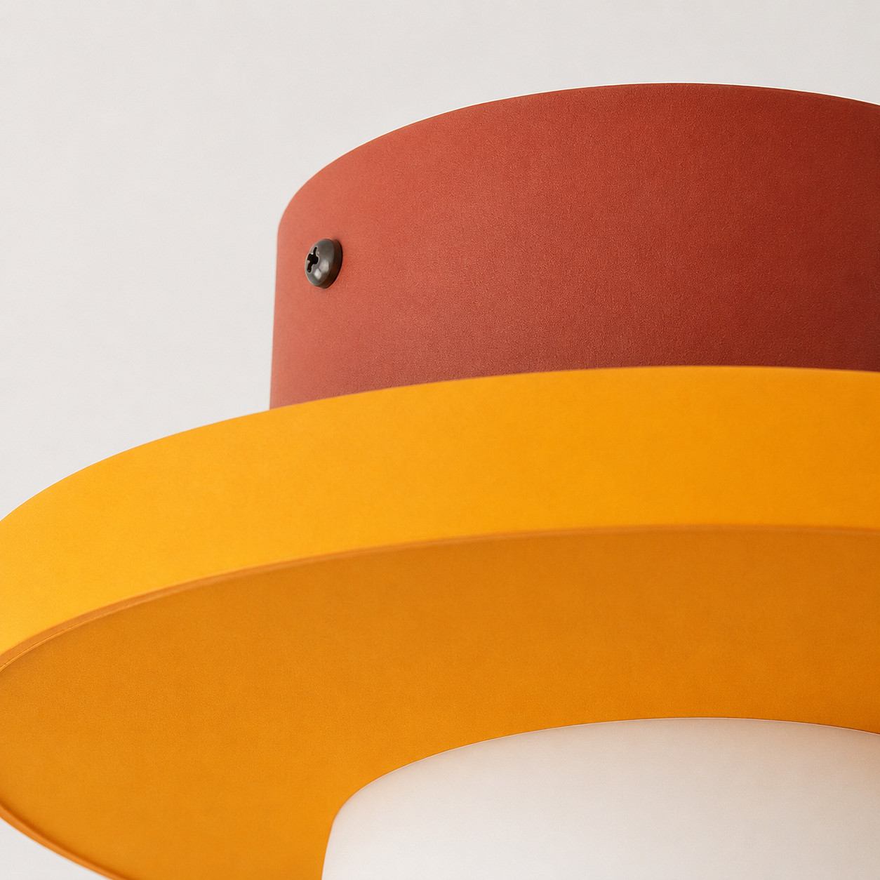 Detalle cercano del dosel rojo y el disco naranja
