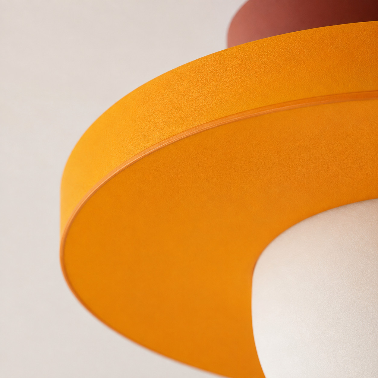 Detalle cercano del disco de hierro naranja