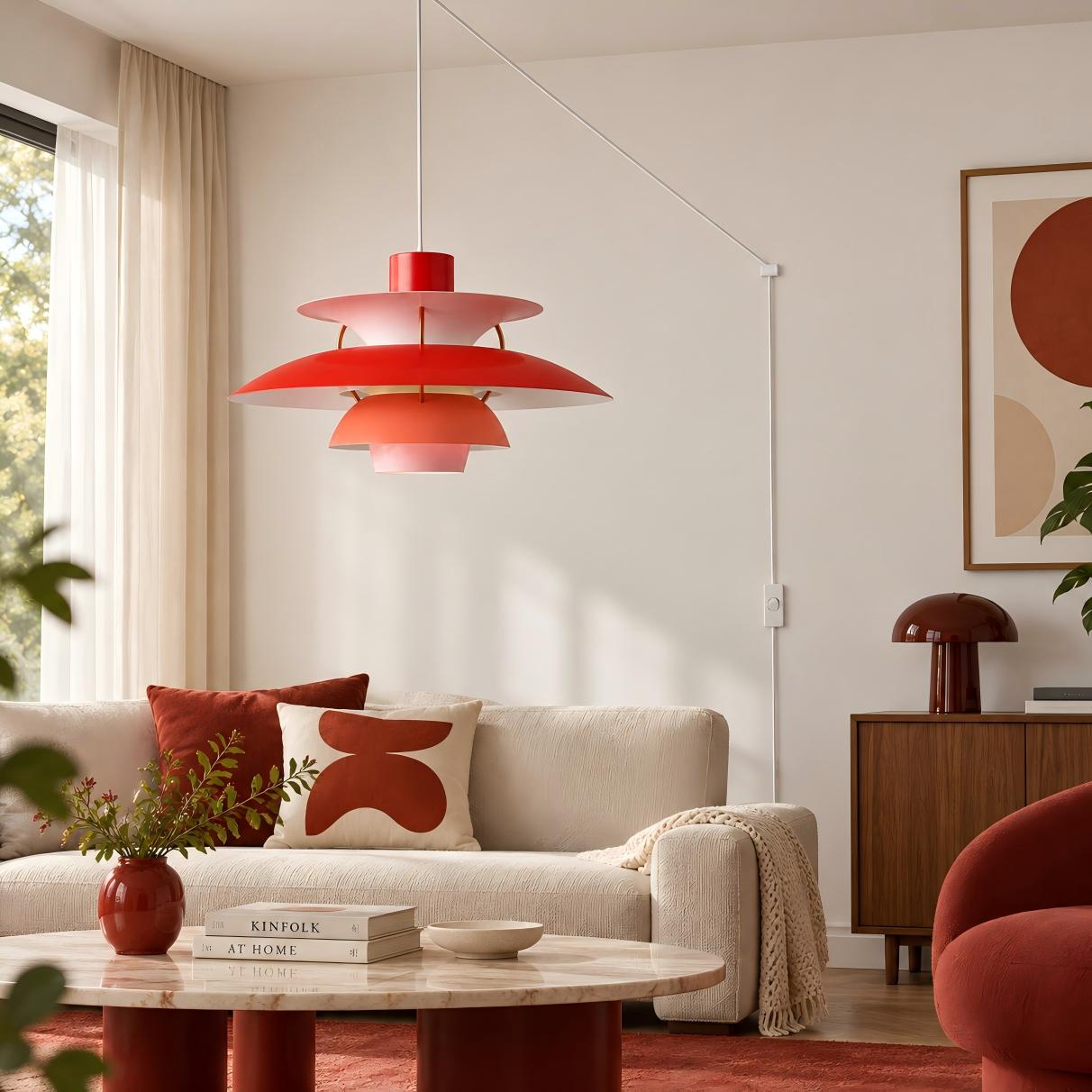 Rote Pendelleuchte über einer Sitzecke im Wohnzimmer.