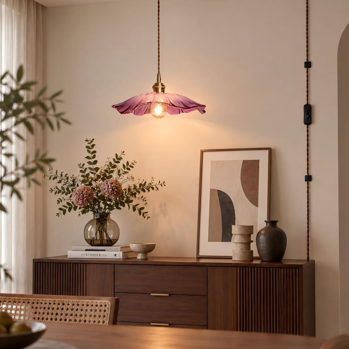 Leuchtende Petal-Glass-Pendelleuchte über einem Sideboard im Wohnzimmer