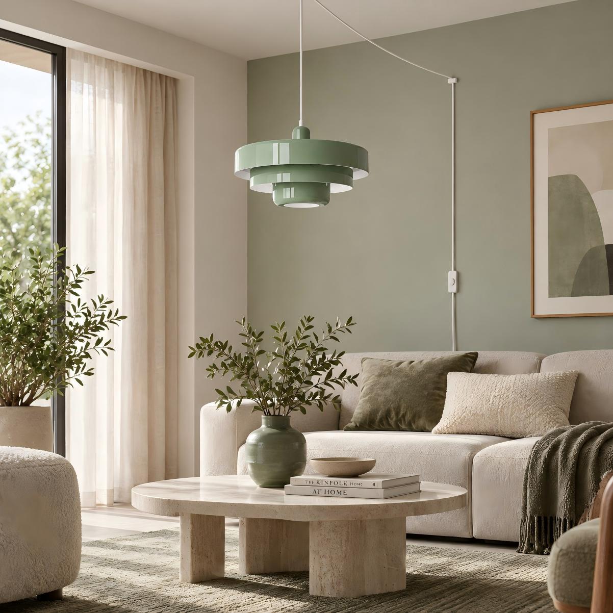Lichtblauwe hanglamp naast een blauw-wit bed.