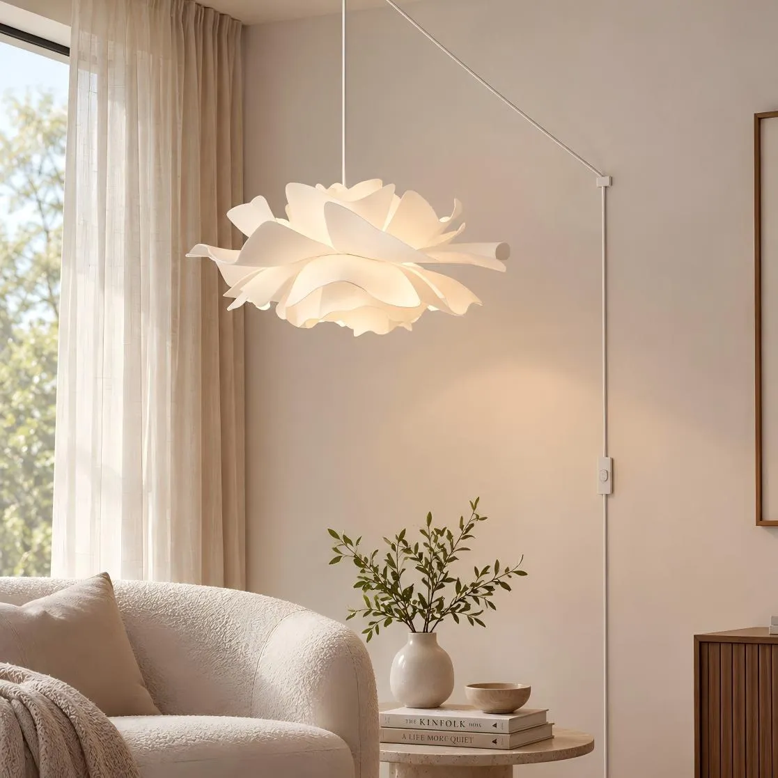 Suspension fleur sculpturale blanche dans un séjour calme