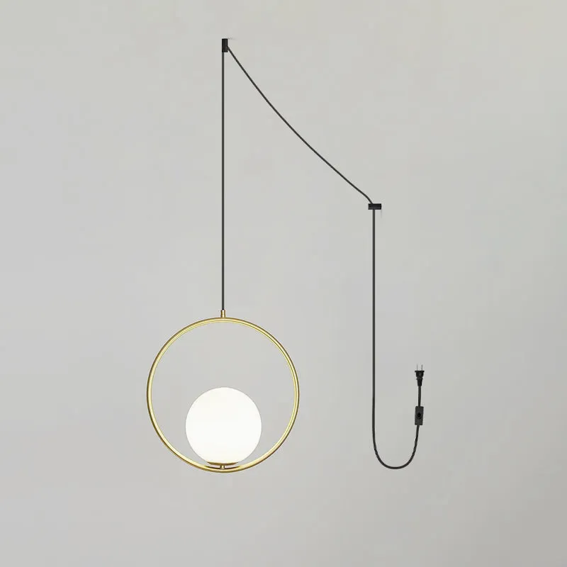 Suspension à brancher en laiton avec sphère de verre nacré