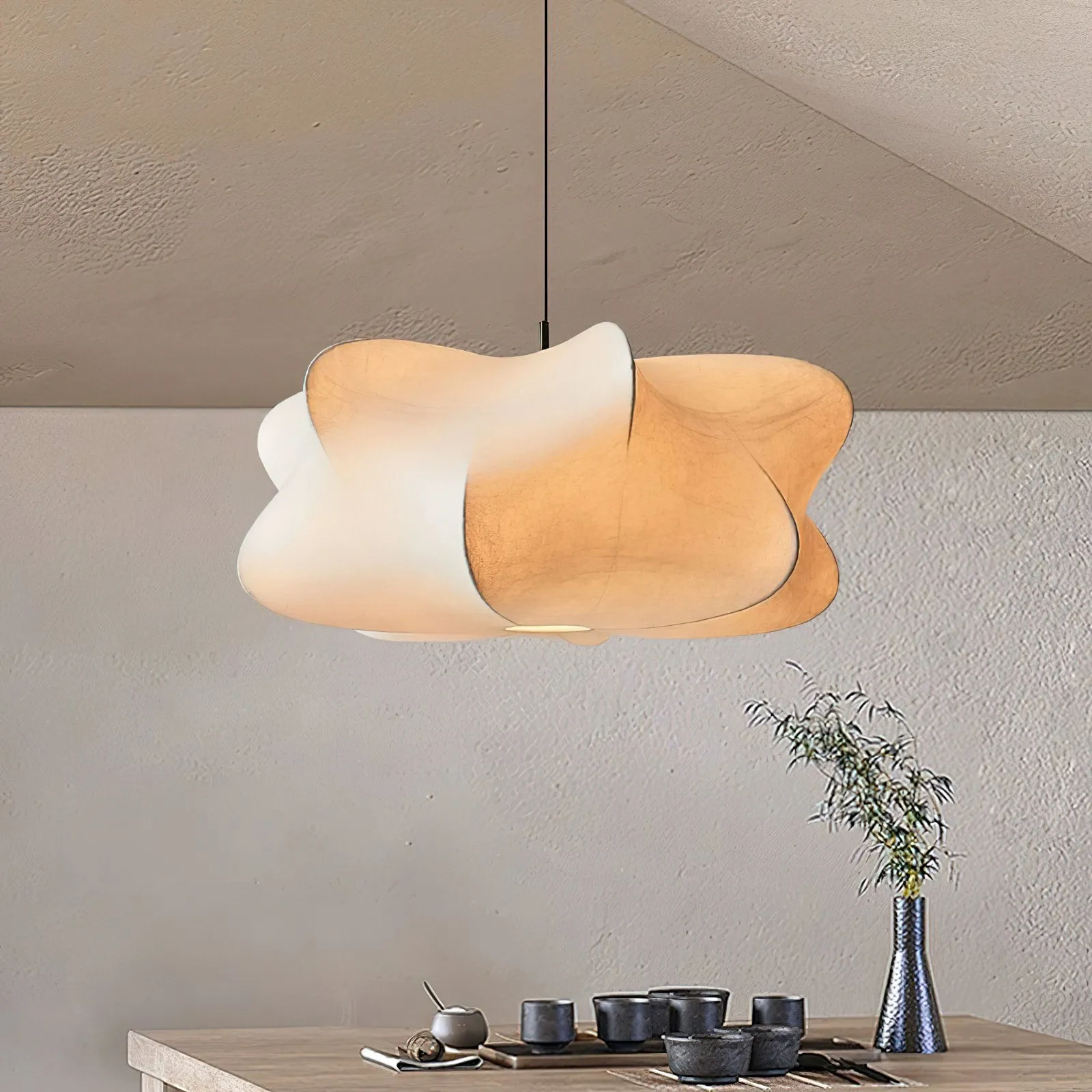 Zijden wolkhanglamp Lunaveo boven een houten eettafel