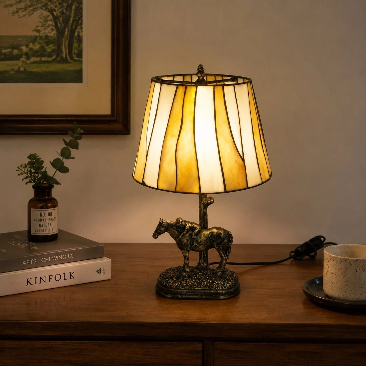 Lampe de table style Tiffany avec base cheval sur une table de nuit chaleureuse
