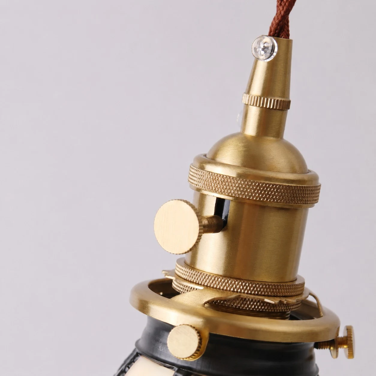 détail du support de lampe en laiton