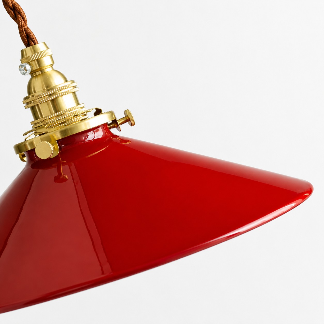 Detail des roten Glasschirms
