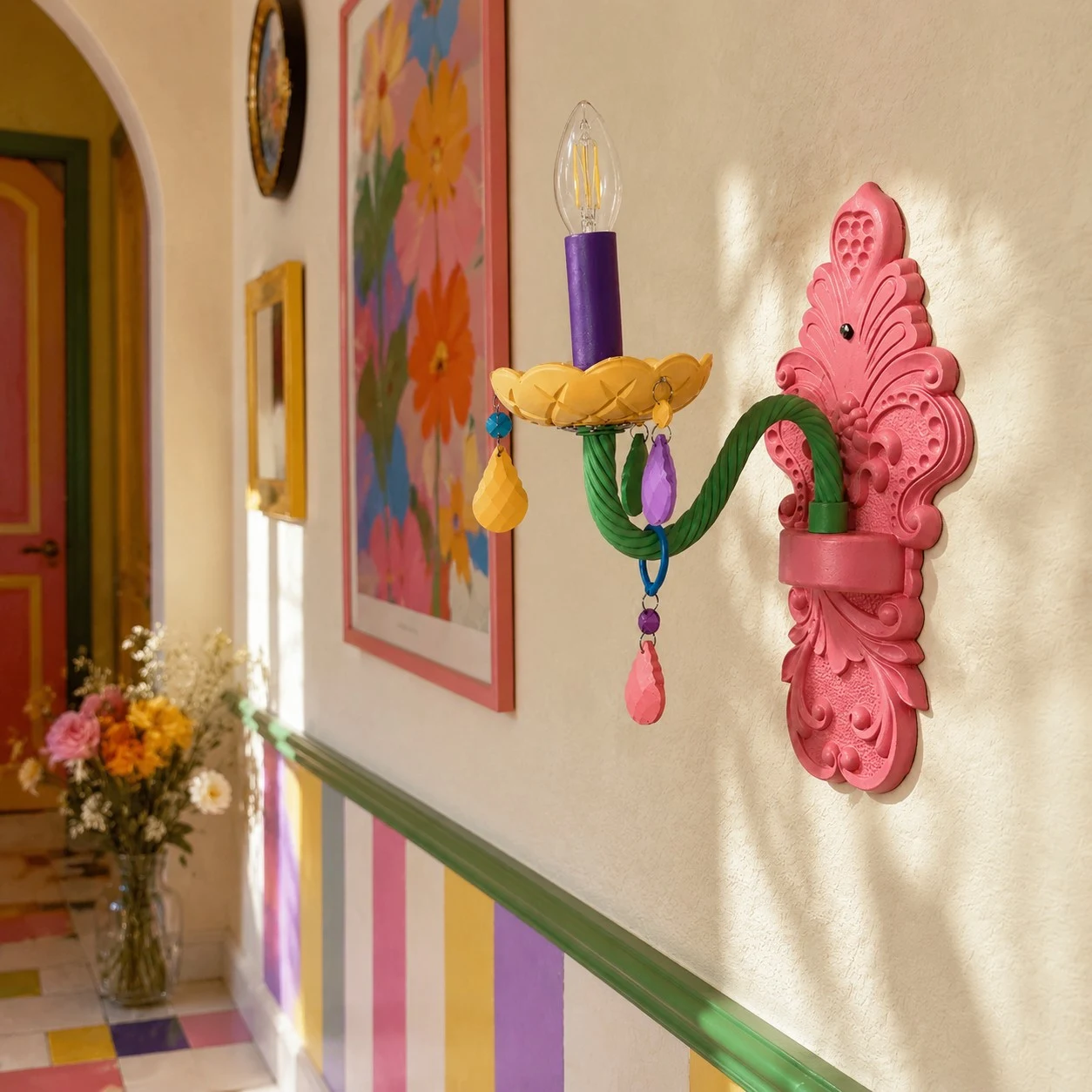 einflammige bunte Wandlampe in einem gestalteten Flur