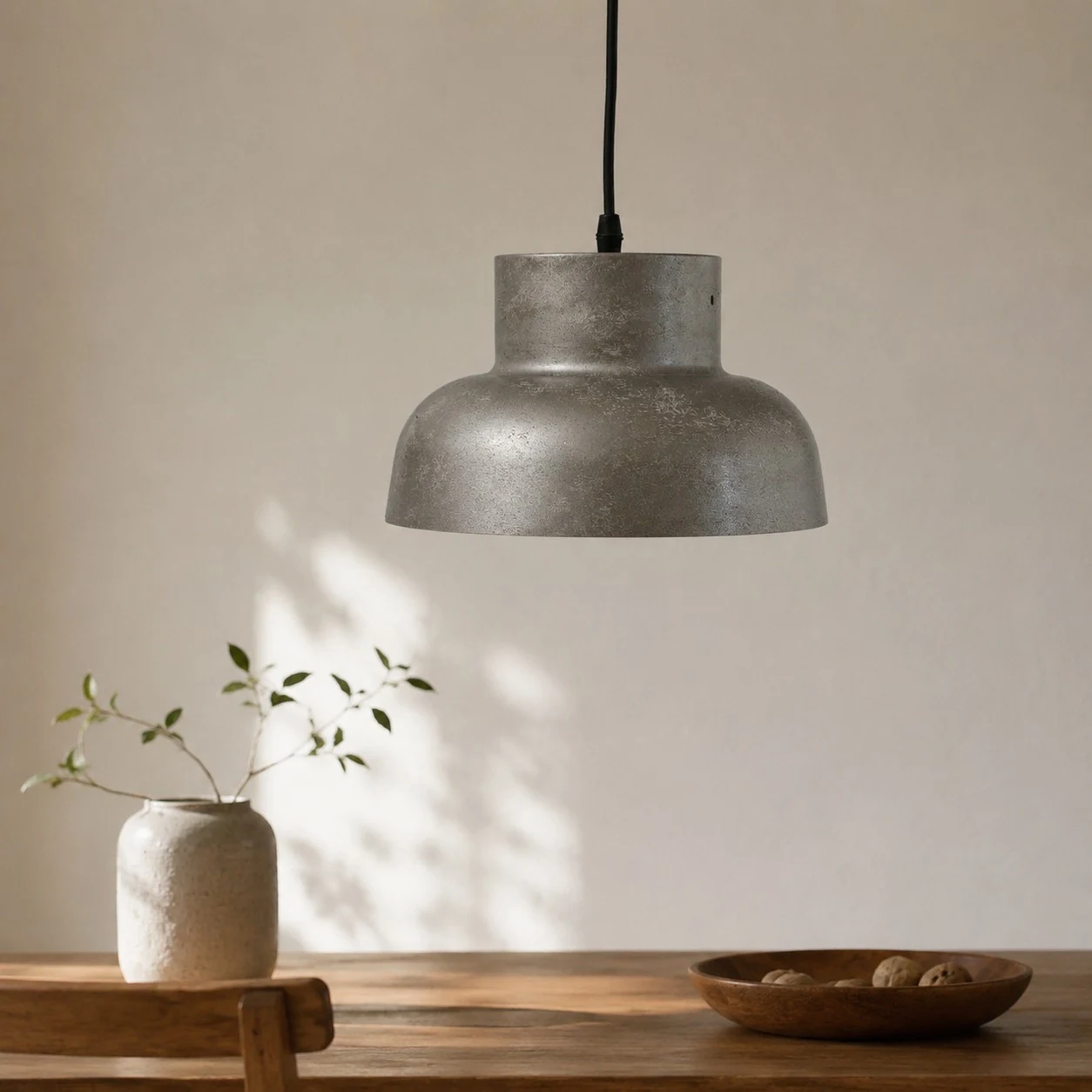Anhänger aus gealtertem Metall in minimalistischer Fassung