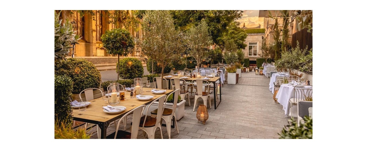 ¿En qué se debe considerar el área de comedor al aire libre de un restaurante?